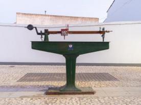 Monumento antigua báscula de Las Granadinas