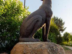 Monumento al Lobo en Almadén de la Plata